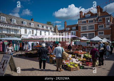 Safron Walden Market Square in der kleinen historischen Stadt Essex, Saffron Walden. Marktcharta erteilt 1141. Stockfoto