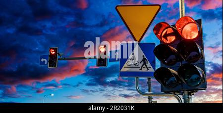 Ampel über der Stadtkreuzung Stockfoto