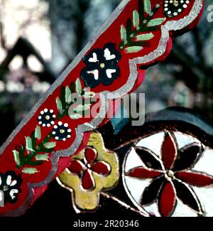 Sapanta, Kreis Maramureș, Rumänien, ca. 1973. Details zu einem Kreuz auf dem berühmten Merry Cemetery. Stockfoto