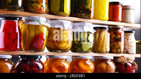 Gläser mit verschiedenen marinierten Gemüse und Früchten. Konservierte Lebensmittel Stockfoto