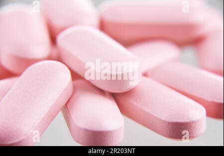 Zusammensetzung mit pharmazeutischen Arzneimitteltabletten auf weißem Hintergrund Stockfoto