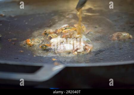 Oyster Omelette in einer Pfanne Stockfoto