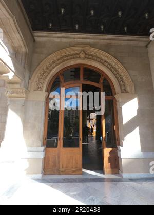 Palermo, Sizilien 12.26.2018: Haupteingang und Treppe des Villino Florio, eine private Residenz, entworfen in einem vielseitigen Art Noveau (Liberty) St. Stockfoto