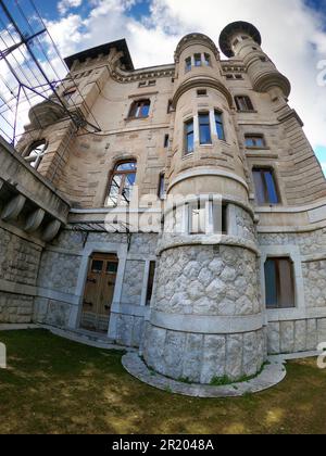 Palermo, Sizilien 12.26.2018: Haupteingang und Treppe des Villino Florio, eine private Residenz, entworfen in einem vielseitigen Art Noveau (Liberty) St. Stockfoto