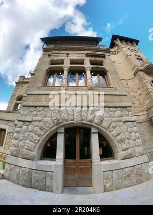 Palermo, Sizilien 12.26.2018: Haupteingang und Treppe des Villino Florio, eine private Residenz, entworfen in einem vielseitigen Art Noveau (Liberty) St. Stockfoto