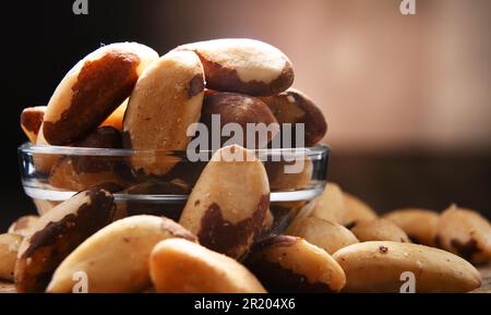 Zusammensetzung mit einer Schüssel geschälte paranüsse. Delikatessen Stockfoto