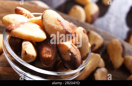 Zusammensetzung mit einer Schüssel geschälte paranüsse. Delikatessen Stockfoto
