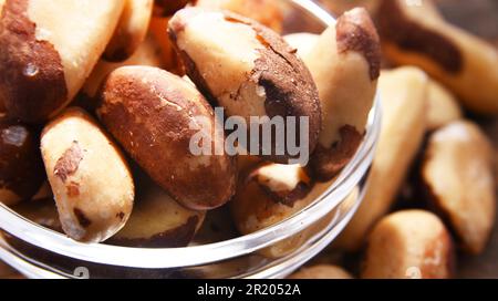 Zusammensetzung mit einer Schüssel geschälte paranüsse. Delikatessen Stockfoto