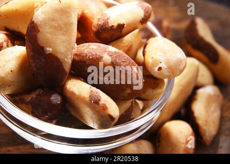 Zusammensetzung mit einer Schüssel geschälte paranüsse. Delikatessen Stockfoto