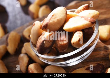 Zusammensetzung mit einer Schüssel geschälte paranüsse. Delikatessen Stockfoto