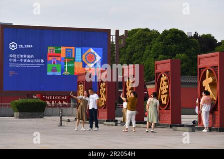 XI'an, Chinas Provinz Shaanxi. 15. Mai 2023. Touristen besuchen das Tang Paradise in Xi'an, Nordwest-Chinas Provinz Shaanxi, 15. Mai 2023. Der China-Zentralasien-Gipfel findet am 18. Und 19. Mai in Xi'an, der Hauptstadt der chinesischen Provinz Shaanxi, statt. Kredit: Zhang Bowen/Xinhua/Alamy Live News Stockfoto