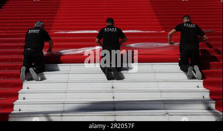 Cannes, Frankreich. 16. Mai 2023. Die Mitarbeiter installieren den roten Teppich im Palais des Festivals vor der 76. Ausgabe des Filmfestivals in Cannes, Südfrankreich, am 16. Mai 2023. Das Filmfestival findet vom 16. Bis 27. Mai dieses Jahres statt. Kredit: Gao Jing/Xinhua/Alamy Live News Stockfoto
