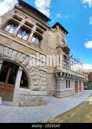 Palermo, Sizilien 12.26.2018: Haupteingang und Treppe des Villino Florio, eine private Residenz, entworfen in einem vielseitigen Art Noveau (Liberty) St. Stockfoto