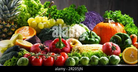 Zusammensetzung mit einer Vielzahl von frischem Gemüse und Früchten Stockfoto
