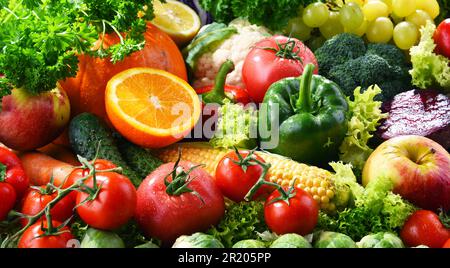 Zusammensetzung mit einer Vielzahl von frischem Gemüse und Früchten Stockfoto