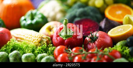 Zusammensetzung mit einer Vielzahl von frischem Gemüse und Früchten Stockfoto
