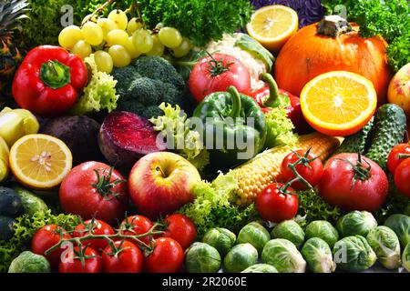 Zusammensetzung mit einer Vielzahl von frischem Gemüse und Früchten Stockfoto