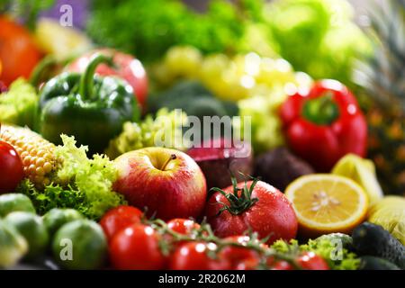 Zusammensetzung mit einer Vielzahl von frischem Gemüse und Früchten Stockfoto