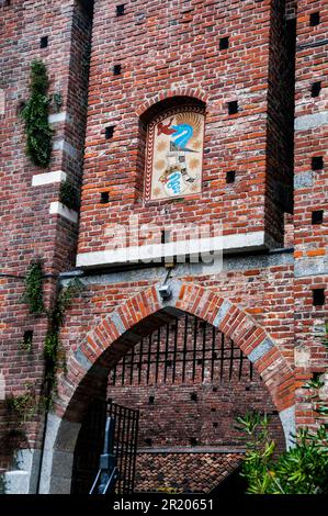 Castello Sforzesco Eingangstor Porta del Barcho mit einer Ziegelnische mit einer azurblauen Schlange, die einen Menschen in Mailand, Italien, verzehrt, Stockfoto