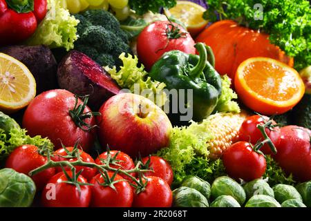 Zusammensetzung mit einer Vielzahl von frischem Gemüse und Früchten Stockfoto