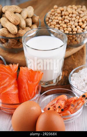 Zusammensetzung mit gängigen Lebensmittelallergenen wie Ei, Milch, Soja, Erdnüssen, Haselnüssen, Fisch, Meeresfrüchten und Weizenmehl Stockfoto
