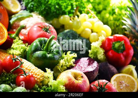 Zusammensetzung mit einer Vielzahl von frischem Gemüse und Früchten Stockfoto