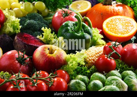 Zusammensetzung mit einer Vielzahl von frischem Gemüse und Früchten Stockfoto