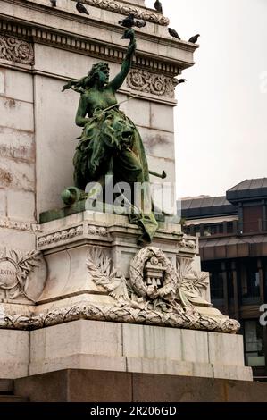 Alleinerziehende Personifizierung der Freiheit auf der Piazza Cairoli monumnet für den Helden der italienischen Unabhängigkeit, Giuseppe Garibaldi, in Mailand, Italien. Stockfoto