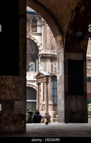 Schwarzer und weißer Marmor im gotischen Stil Loggia degli Ossi auf der Piazza Mercanti in Mailand, Italien gegenüber dem Palazzo della Ragione oder broletto. Stockfoto