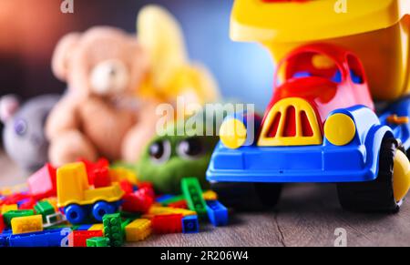 Bunte Plastik- und Plüschtiere in einem Kinderzimmer Stockfoto