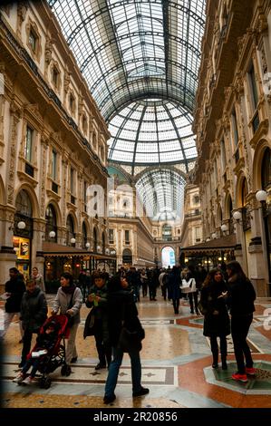 Eisen- und Glasdecke und Kuppel der Galleria Vittorio Emanuele II in Mailand, Italien. Stockfoto