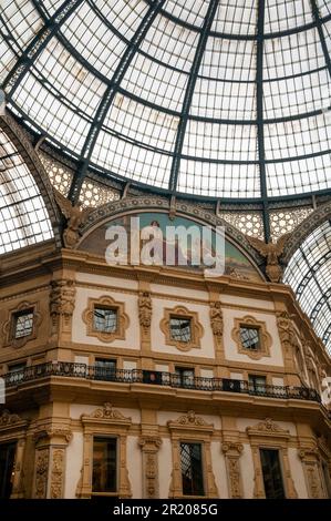 Eisenoberdecke, Kuppel und Mosaik-Lunette mit einer Allegorie Europas in der Galleria Vittorio Emanuele II in Mailand, Italien. Stockfoto