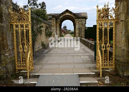 Torbogen im Italienischen Garten in den Hever Castle Gardens, Kent, der Heimat von Anne Boleyn aus der Kindheit. Stockfoto