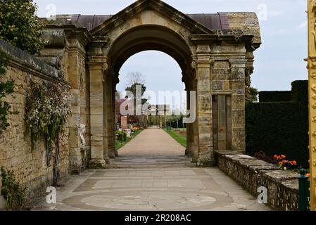 Torbogen im Italienischen Garten in den Hever Castle Gardens, Kent, der Heimat von Anne Boleyn aus der Kindheit. Stockfoto