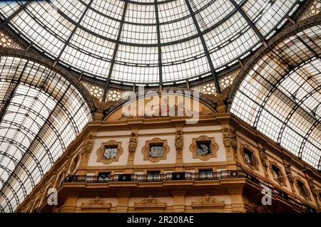Gewölbedecke aus Eisen und Glas, Kuppel und Mosaiklünette, die Europa in der Galleria Vittorio Emanuele II in Mailand, Italien, verkörpern. Stockfoto