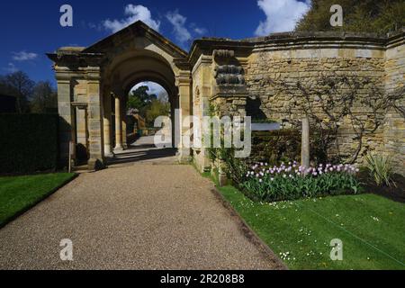 Torbogen im Italienischen Garten in den Hever Castle Gardens, Kent, der Heimat von Anne Boleyn aus der Kindheit. Stockfoto