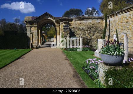 Torbogen im Italienischen Garten in den Hever Castle Gardens, Kent, der Heimat von Anne Boleyn aus der Kindheit. Stockfoto