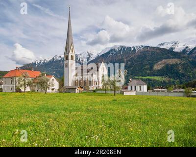 Pfarrkirche Untermieming im Frühling, Mieming, Mieminger Plateau, Berge mit Schnee, Tirol, Österreich Stockfoto