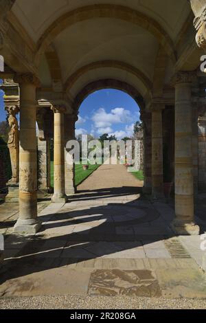 Torbogen im Italienischen Garten in den Hever Castle Gardens, Kent, der Heimat von Anne Boleyn aus der Kindheit. Stockfoto