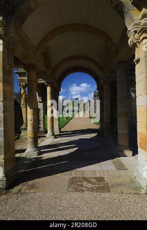 Torbogen im Italienischen Garten in den Hever Castle Gardens, Kent, der Heimat von Anne Boleyn aus der Kindheit. Stockfoto