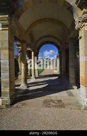 Torbogen im Italienischen Garten in den Hever Castle Gardens, Kent, der Heimat von Anne Boleyn aus der Kindheit. Stockfoto