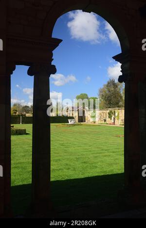 Torbogen im Italienischen Garten in den Hever Castle Gardens, Kent, der Heimat von Anne Boleyn aus der Kindheit. Stockfoto