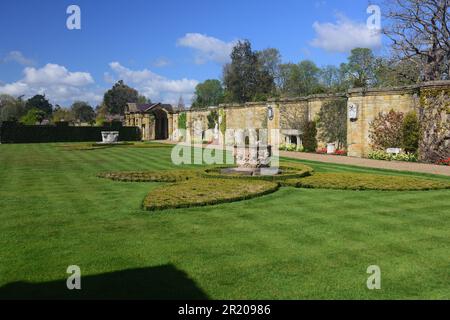 Teil des italienischen Gartens im Hever Castle, Kent, der Heimat von Anne Boleyn aus der Kindheit. Stockfoto