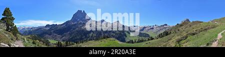 Panoramablick auf das Pic du Midi d'Ossau, das sich über dem Ossau-Tal in den französischen Pyrenäen erhebt, entlang des Lacs d'Ayous Loop Trails Stockfoto