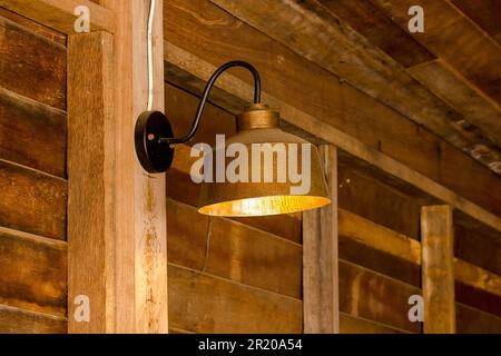 Lampe aus Messing an der Wand befestigt Stockfoto