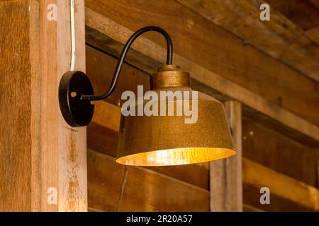 Lampe aus Messing an der Wand befestigt Stockfoto