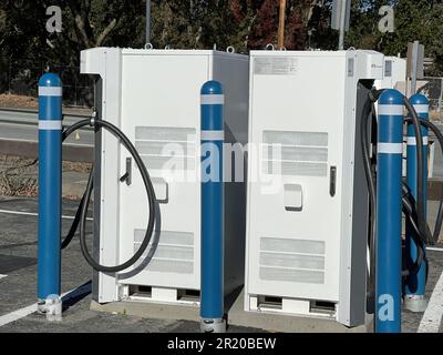 USA. 13. November 2022. Aufnahme von blaupoligen Ladegeräten für Elektrofahrzeuge in einem Parkplatz am Straßenrand an einem sonnigen Tag mit Bäumen im Hintergrund in Walnut Creek, Kalifornien, am 13. November 2022. Foto mit freundlicher Genehmigung von Sftm. (Foto: Gado/Sipa USA) Guthaben: SIPA USA/Alamy Live News Stockfoto