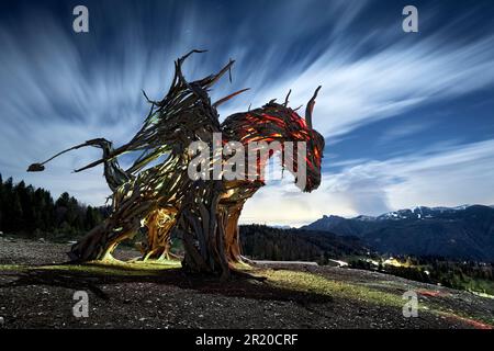 Der Drago Vaia (Vaia Dragon) ist ein Holzwerk, das vom Bildhauer Marco Martalar geschaffen wurde, um über den Klimawandel nachzudenken. Lavarone, Trentino, Italien. Stockfoto