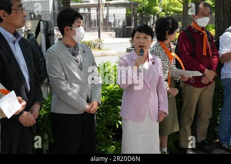 Tokio, Japan. 16. Mai 2023. Mizuho Fukushima (3. l), Leiter der Sozialdemokratischen Partei, spricht während einer Kundgebung vor dem zweiten Gebäude des Repräsentantenhauses in Tokio, Japan, am 16. Mai 2023. Hunderte Japaner versammelten sich am Dienstag an mehreren Orten in Tokio, um gegen den Plan der Regierung zu protestieren, nukleare Verunreinigungen aus dem verkrüppelten Kernkraftwerk Fukushima Daiichi ins Meer zu leiten, und forderten die sofortige Aussetzung eines solchen Plans. Kredit: Zhang Xiaoyu/Xinhua/Alamy Live News Stockfoto