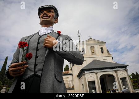 Eine riesige Parade vor der Ermita del Santo während des vom Stadtrat von Madrid organisierten Festivals von San Isidro. Am 15. Mai wird der große Tag des Schutzpatrons der heiligen Festlichkeiten von Madrid mit dem Festival San Isidro auf der Wiese San Isidro im Viertel Carabanchel gefeiert. Dieses Jahr waren die Feierlichkeiten politisch geprägt durch die bevorstehenden Wahlen zum Präsidenten der Autonomen Gemeinschaft und Bürgermeister am 28. Mai, so dass verschiedene Kandidaten auf der Wiese von San Isidro gesehen wurden, die die Menschen begrüßten und um ihre Stimme baten. Die ganze Woche über, wie es die Tradition ist, wird der P. Stockfoto